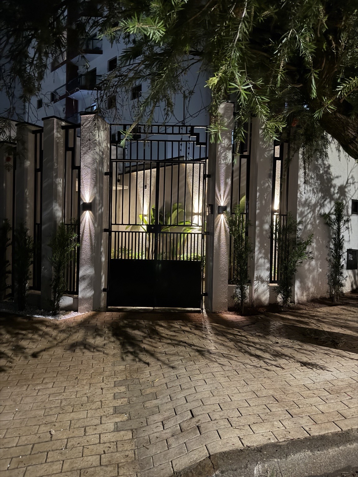 Entrada da CLINOR à noite