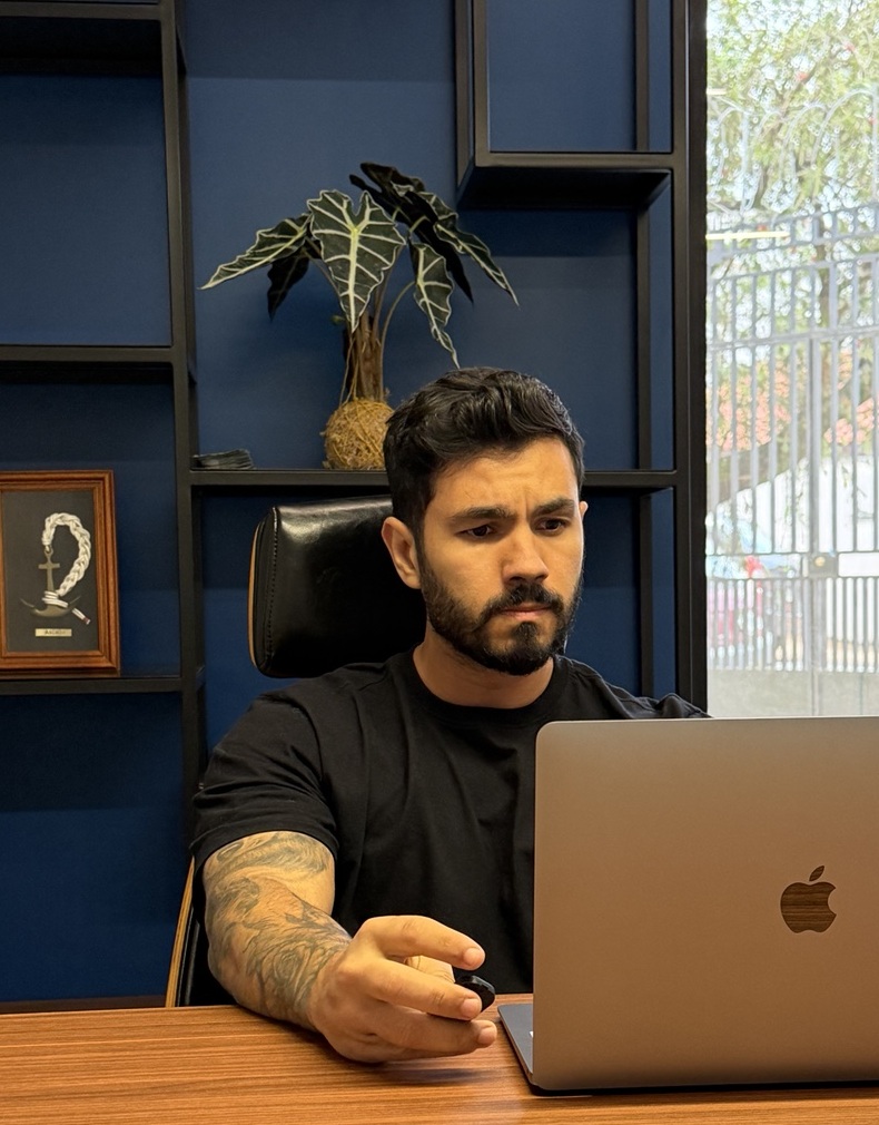 Vitor Camargo no consultório da CLINOR